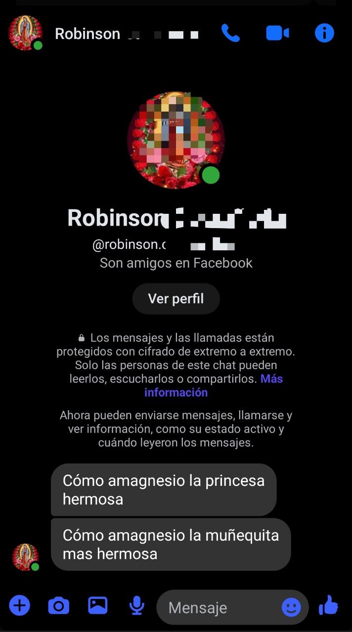 Captura real de WhatsApp donde un hombre envía mensajes genéricos